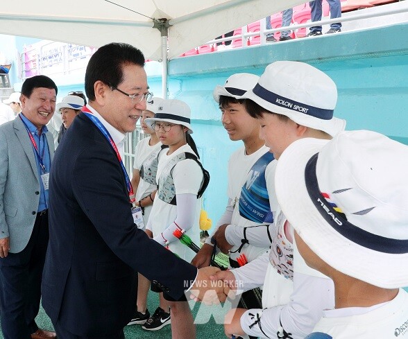 김영록 전라남도지사가 26일 오전 제53회 전국소년체전 양궁경기가 열리고 있는 순천팔마종합운동장을 방문, 양궁 종목에 참가하고 있는 전남 선수단을 격려하고 있다.