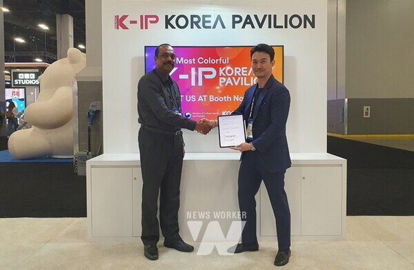 한국콘텐츠진흥원은 개최한 '2024 라이선싱 엑스포' 한국공동관에서 인도 툰즈 미디어와 참가기업 소프는 MOU를 체결했다. (왼쪽부터 툰즈미디어 Jayakumar 대표와 소프 도민호 대표가 포즈를 취하고 있다)