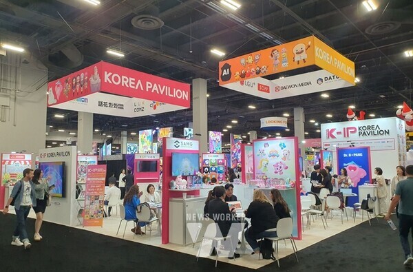 한국콘텐츠진흥원은 지난 21일부터 23일까지 사흘간 미국 라스베이거스에서 개최된 ‘2024 라이선싱 엑스포’에서 한국공동관 운영을 했다. 한국콘텐츠진흥원은 개최한 '2024 라이선싱 엑스포' 한국공동관에서 인도 툰즈 미디어와 참가기업 소프는 MOU를 체결했다.(왼쪽부터 툰즈미디어 Jayakumar 대표와 소프 도민호 대표가 포즈를 취하고 있다)