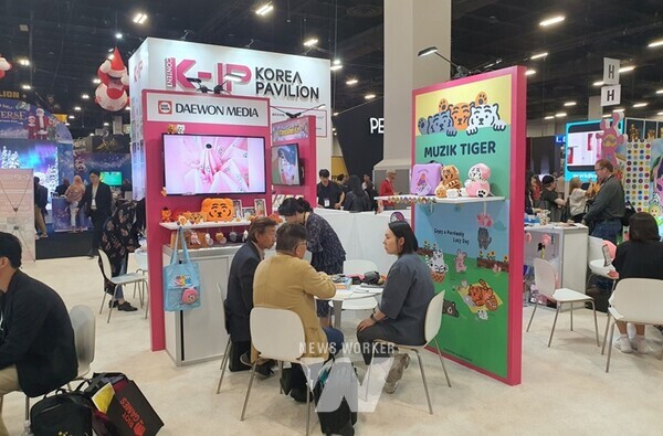 한국콘텐츠진흥원은 지난 21일부터 23일까지 사흘간 미국 라스베이거스에서 개최된 ‘2024 라이선싱 엑스포’에서 한국공동관 운영을 했다. 한국콘텐츠진흥원은 개최한 '2024 라이선싱 엑스포' 한국공동관에서 인도 툰즈 미디어와 참가기업 소프는 MOU를 체결했다.(왼쪽부터 툰즈미디어 Jayakumar 대표와 소프 도민호 대표가 포즈를 취하고 있다)