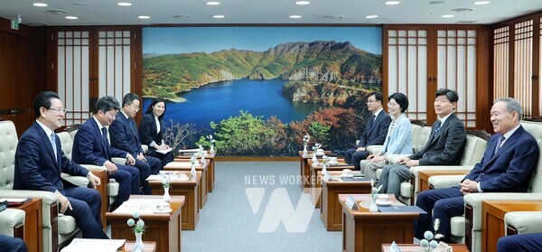 김영록 전라남도지사가 27일 오전 도청 접견실에서 제2기 자치경찰위원회 위원들에게 임명장을 수여하고 기념촬영을 하고 있다.