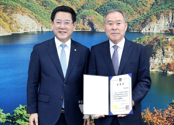 김영록 전라남도지사가 27일 오전 도청 접견실에서 제2기 자치경찰위원회 위원들에게 임명장을 수여하고 기념촬영을 하고 있다.