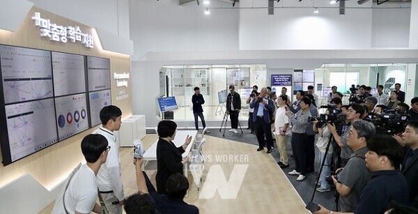 27일 열린 글로컬 미래교육박람회 프레스 투어에서 글로컬 교실에 대한 설명이 진행되고 있다.