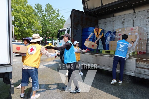 지난해 7월 SPC 임직원들이 폭우 피해지역 긴급구호를 위해 나바위성당에서 구호물품을 전달 활동을 진행하고 있다.