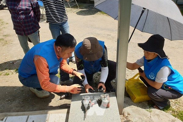 남평읍지사협이 지역 100가구에 태양광 LED 야외조명을 설치했다. (사진제공-나주시)