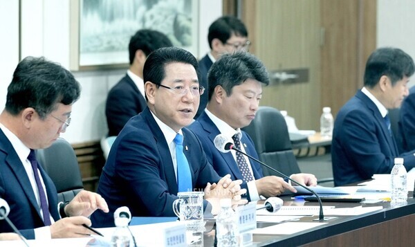 김영록 전라남도지사가 28일 오전 도청 서재필실에서 실국장 정책회의를 주재하고 있다.