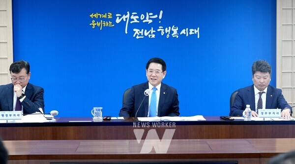 김영록 전라남도지사가 28일 오전 도청 서재필실에서 실국장 정책회의를 주재하고 있다.