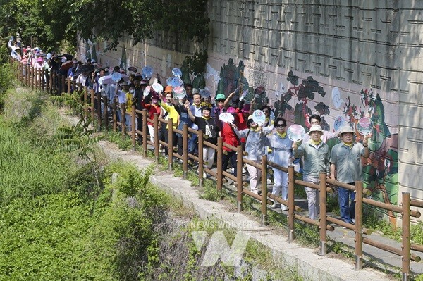 광주시 동구(청장 임택)는 오는 6월 1~2일 무등산 증심사 지구 일원에서 열리는 ‘제2회 동구 무등산 인문축제 《인문 For:rest》’ 개막 행사로 ‘무등 인문런 걷기 대회’를 진행한다