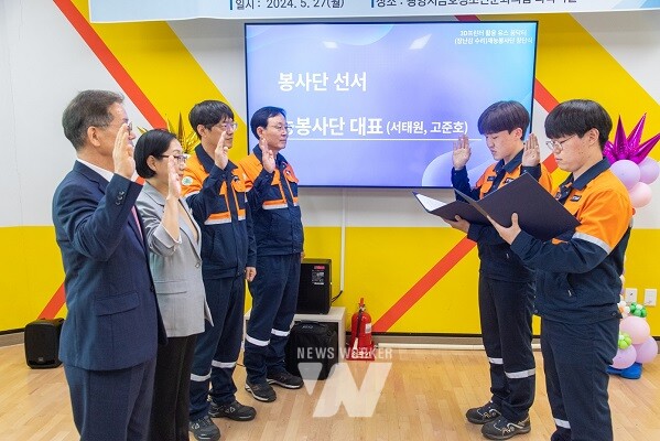 유스 꿈닥터 재능봉사단원들이 선서를 하고 있다