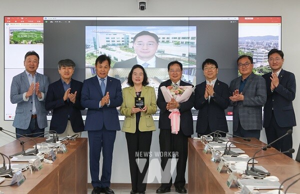 상단 화면 인물이 수상자 정대현 교수(나머지 왼쪽부터 김은일 사무국장, 윤웅 의대학장, 정성태 총장, 이정미 여사, 정재윤 명예교수, 김수형 연구부총장, 조상균 학생처장, 김재윤 기획조정처장)