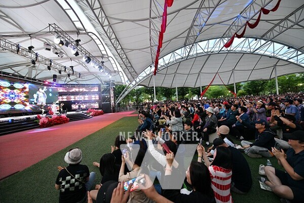 곡성군 섬진강기차마을 일원에서 펼쳐진 제14회 곡성세계장미축제가 24만여 명의 관광객을 불러 모으며 지난 26일 성황리에 막을 내렸다