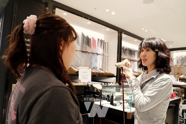 광주신세계 본관 6층에 있는 신세계 골프샵 박순화 프로가 고객에게 마제스티 드라이버를 설명하고 있다.