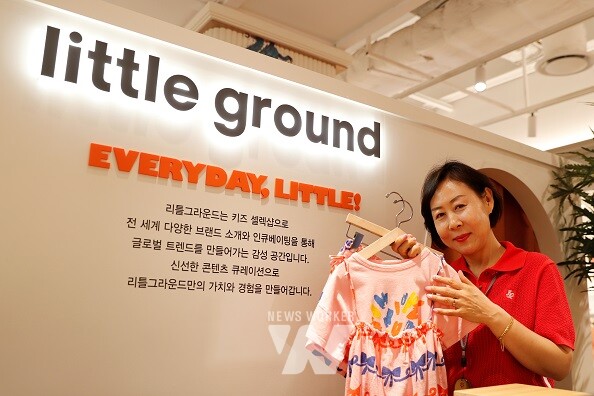 광주신세계 본관 6층에 있는 프리미엄 키즈 편집샵 이희숙 매니저가 보보쇼즈 인기 상품을 들고 포즈를 취하고 있다.