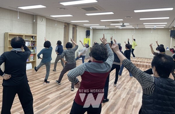 광주시 남구(구청장 김병내) 주월 건강생활지원센터와 월산 건강생활지원센터가 보건복지부 및 한국건강증진개발원 주관 ‘건강생활지원센터 운영 평가’에서 각각 최우수상과 장려상을 받는 성과를 거뒀다. (소상공인 퇴근 후 댄스교실)