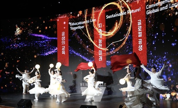 김대중 전남교육감이 개막 기조연설을 하고 있다.(3) 청중들이 2024 글로컬 미래교육 박람회 개막식을 지켜보고 있다.(4)~(5) ‘2024 대한민국 글로컬 미래교육 박람회’개막 주제공연이 펼쳐지고 있다.