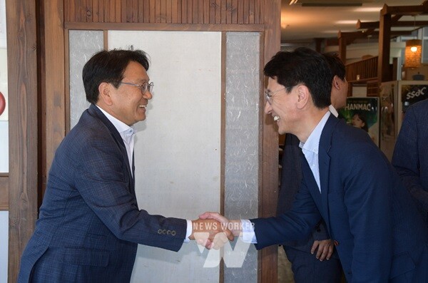 강기정 광주광역시장이 29일 광주를 찾은 김윤상 기획재정부 2차관을 만나 미래차 생태계 구축과 관련한 지역현안 사업들에 대한 국가예산 지원을 요청했다./광주광역시 제공