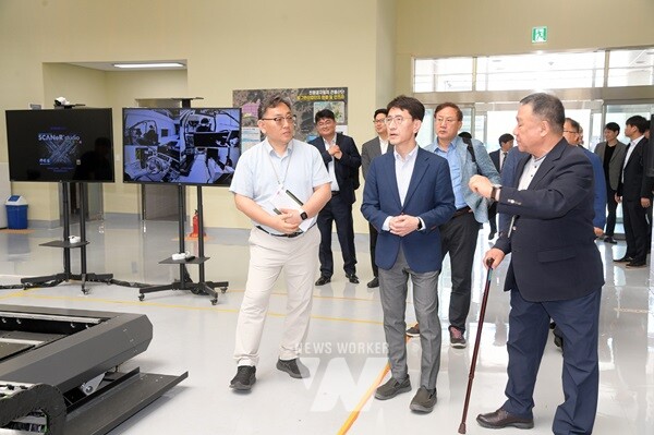 김윤상 기획재정부 2차관이 29일 광주그린카진흥원을 찾아 ‘미래차산업 육성 간담회’를 가진 뒤 미래차 부품개발 시험·평가 인증 장비 등을 둘러보고 있다./광주광역시 제공