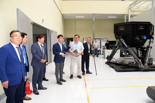 김윤상 기획재정부 2차관이 29일 광주그린카진흥원을 찾아 ‘미래차산업 육성 간담회’를 가진 뒤 미래차 부품개발 시험·평가 인증 장비 등을 둘러보고 있다./광주광역시 제공