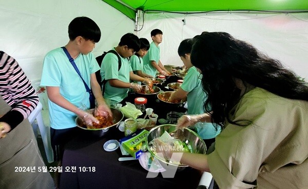 29일 전남진로교육박람회장을 찾은 학생들이 진로체험, 상담을 하고 있다.