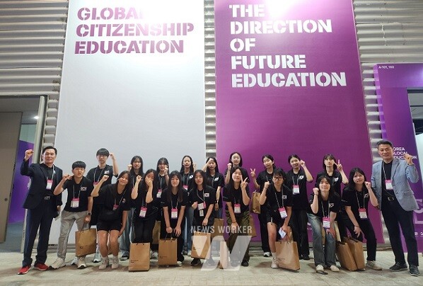 전남학생외교단 제1기 외교관’이 여수세계박람회장에서 파이팅을 외치며 기념촬영 하고 있다.