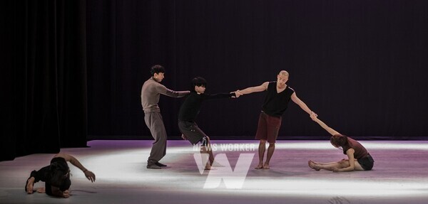 국립아시아문화전당재단은 21년 ACC 아시아무용커뮤니티 레퍼토리 공연인 현대무용 ‘척’을 오는 31일부터 6월 4일까지 영국에 유통한다