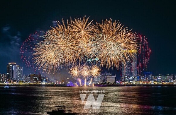 평화광장 해상무대 일원에서 개최된 ‘2024 목포 해상W쇼’ 2회차 공연이 관람객들의 뜨거운 호응 속에 마무리됐다.