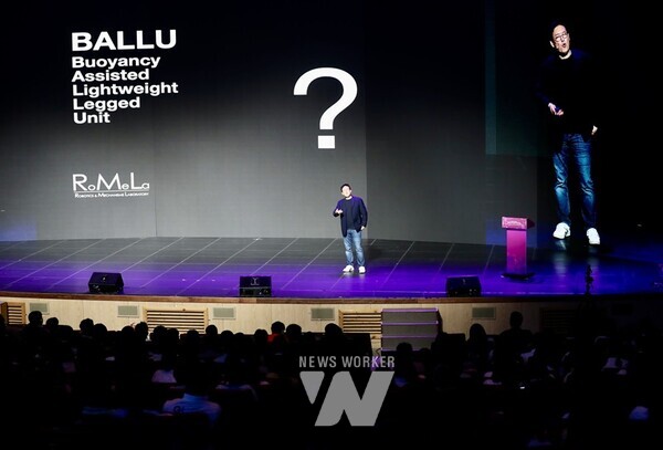 데[니스 홍 캘리포니아대 교수가 ‘다르게 보기, 새롭게 연결하기’를 주제로 강의하고 있다