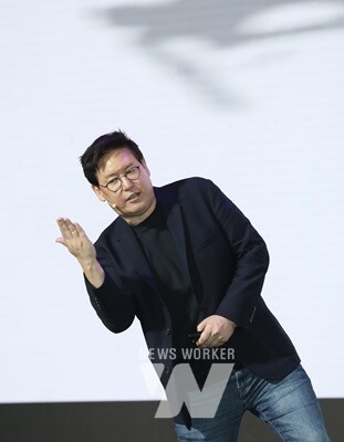 니스 홍 캘리포니아대 교수가 ‘다르게 보기, 새롭게 연결하기’를 주제로 강의하고 있다.(4) 엑스포폴을 가득 메운 청중들이 데니스 홍 교수의 강의를 듣고 있다.