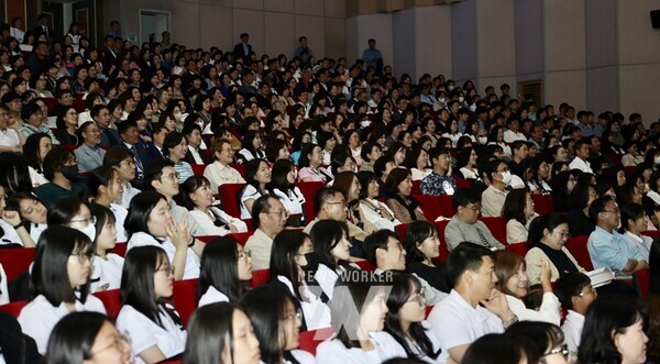 엑스포폴을 가득 메운 청중들이 데니스 홍 교수의 강의를 듣고 있다.