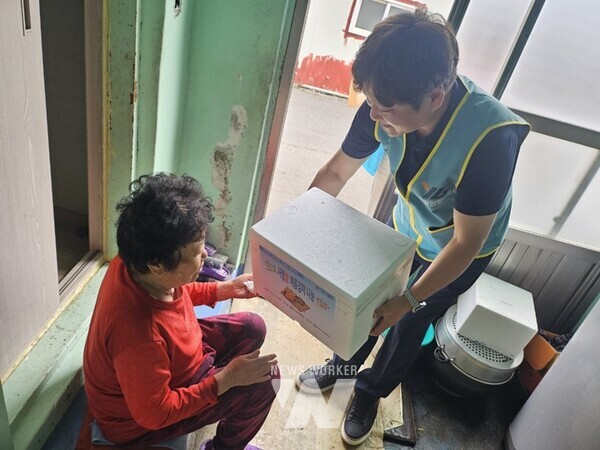 YGPA 항만사랑봉사대가 직접 담근 여름 김장김치를 지역 독거 어르신 가정에 방문해 전달하고 있다.