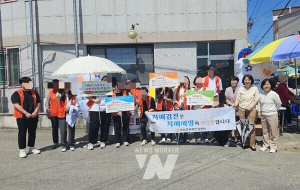 ‘곡성군 치매안심센터’는 지난 29일 관내 전남과학대학교 간호학과 학생들로 구성된 ‘치매파트너’들과 함께 옥과면 전통시장에서 치매인식개선 캠페인을 실시했다.