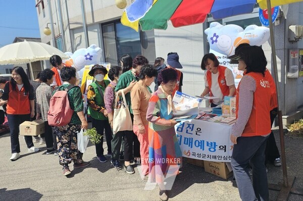 ‘곡성군 치매안심센터’는 지난 29일 관내 전남과학대학교 간호학과 학생들로 구성된 ‘치매파트너’들과 함께 옥과면 전통시장에서 치매인식개선 캠페인을 실시했다.