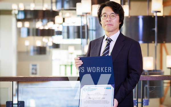 SK하이닉스 이강욱 부사장(PKG개발 담당)이 ‘전기전자공학자협회(IEEE) 전자패키징학회(EPS) 어워드 2024’에서 ‘전자제조기술상(Electronics Manufacturing Technology Award)’을 수상했다.