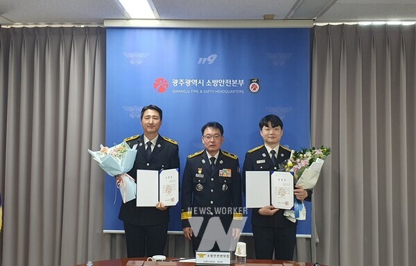 광주광역시소방안전본부는 31일 소방안전본부 회의실에서 ‘5월 광주소방을 빛낸 우수 소방인’으로 오태선‧김종균 소방관을 선정, 표창했다.