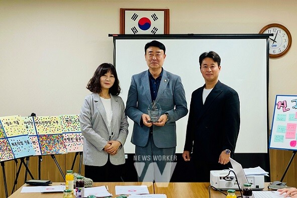 광산구의회 김태완 의장(더불어민주당, 수완동·하남동·임곡동)이 31일 은빛마을 주민들로부터 감사패를 받았다