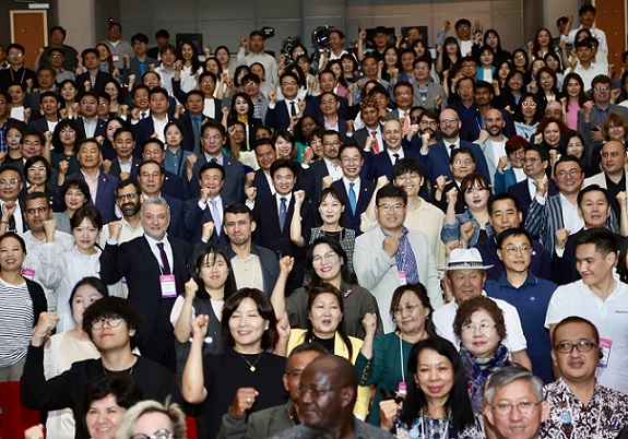 폐막식 후 기념촬영에서 참석자들이 파이팅을 외치고 있다.
