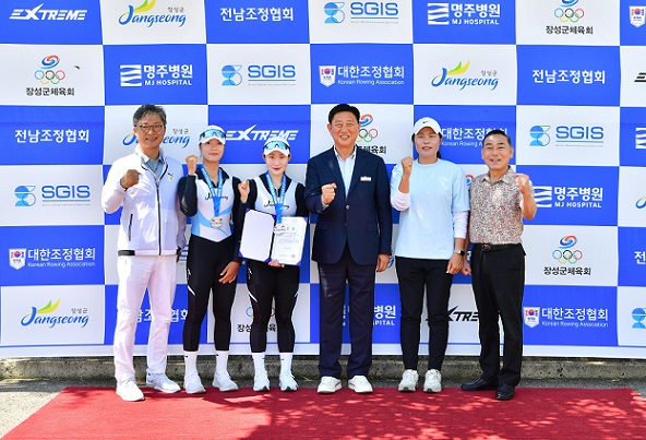 중앙 김한종 장성군수, 좌측부터 문영준 전남체육회 이사, 김미수, 김보빈 선수, 김옥경 감독, 윤시석 장성군체육회 회장