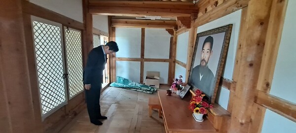 우승희 영암군수가 김치홍 의병장 사당을 찾아 참배했다.