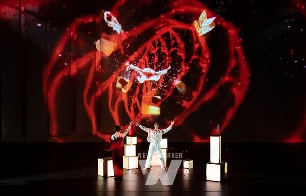 국립아시아문화전당(ACC, 전당장 이강현)이 ‘ACC 아시아콘텐츠 공연개발사업’으로 창‧제작한 공연 두 편 ‘속삭임의 식탁’과 ‘파인 다이닝’을 무대에 올린다