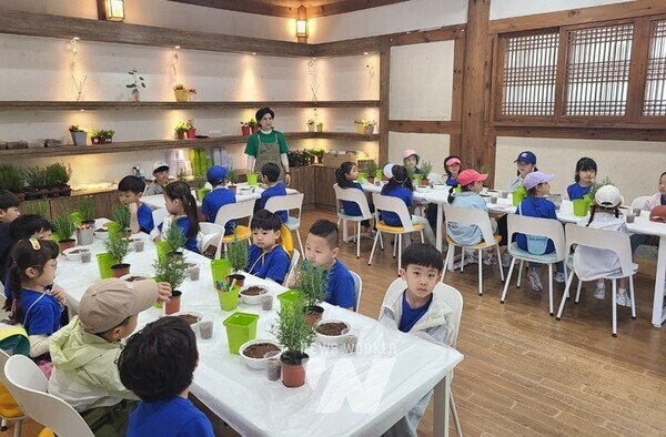 순천만국가정원 ‘테라피가든’이 트렌드하고 젊은 감성의 힐링·치유 체험 콘텐츠를 제공하고 있어 가족 단위와 단체 관람객으로부터 뜨거운 호응을 얻고 있다.