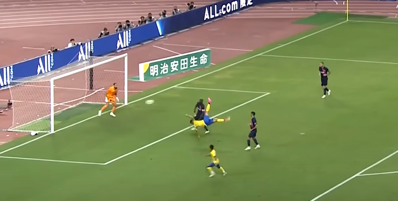 PSG vs 알 나스르의 경기에서 호날두가 오버헤드킥을 하고 있다.