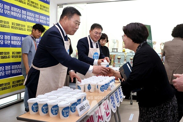 직원들에게 청렴 소통 커피를 나눠주는 김산 군수