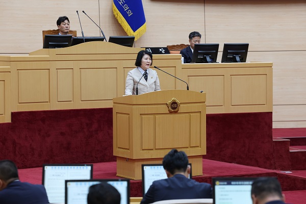 윤명희 전남도의원이 제381회 제1차 정례회 제1차 본회의에서 5분 자유발언을 하고 있다.