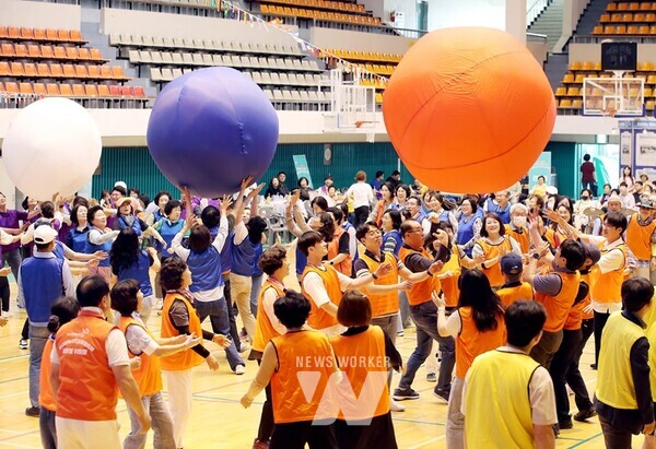 광주시 북구(구청장 문인)가 4일 오전 10시 동강대학교 체육관에서 복지 종사자 500여 명이 한데 모여 어울리는 ‘복지 한마당’ 행사를 개최한다