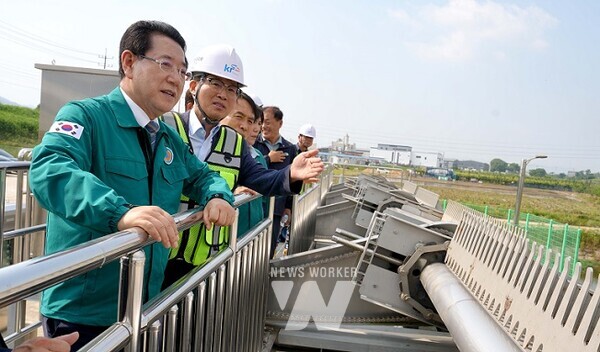 김영록 전라남도지사가 4일 여름철 대비 사전 안전점검을 위해 나주 금천 2배수장을 방문, 관계자들과 각종 피해 방지 시설물을 둘러보고 있다