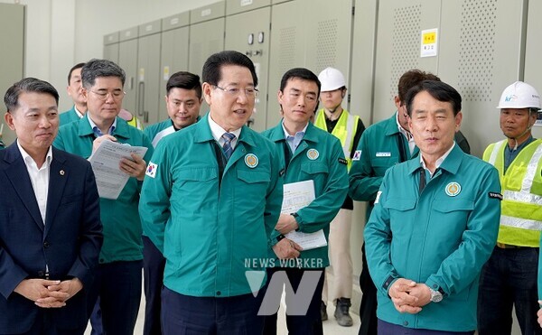 김영록 전라남도지사가 4일 여름철 대비 사전 안전점검을 위해 나주 금천 2배수장을 방문, 관계자들과 각종 피해 방지 시설물을 둘러보고 있다