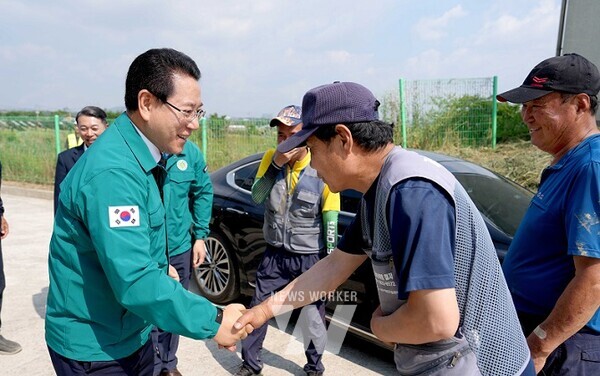 김영록 전라남도지사가 4일 여름철 대비 사전 안전점검을 위해 나주 금천 2배수장을 방문, 주변 마을 이장들과 인사를 나누고 있다