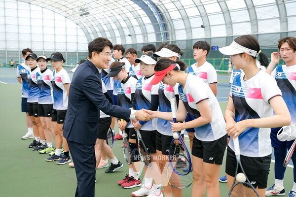 노관규 순천시장은 지난 4일 순천시에서 전지훈련 중인 소프트테니스 국가대표 선수단을 만나 격려했다.