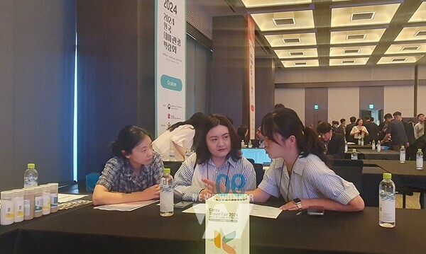 여수시 관광과 최윤기 팀장이 2024 한국 테마관광 박람회, 크루즈관광 세미나에서 여수항을 소개하고 있다.