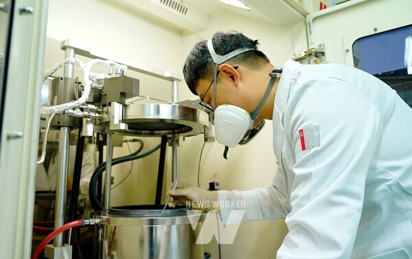 GIST 이동선 교수 연구팀이 금속유기화학기상증착 장비에 질화갈륨 원격 에피택시 실험용 샘플을 실험하고 있다.